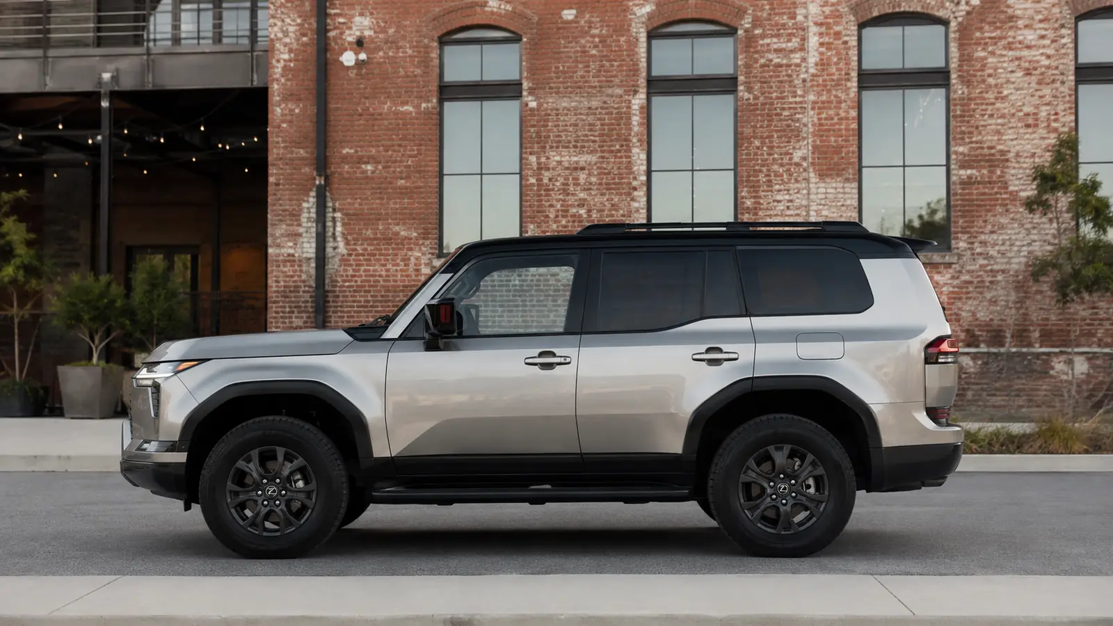 АВТО 1002254 серебристый Lexus GX 550 крупно у кирпичной архитектуры