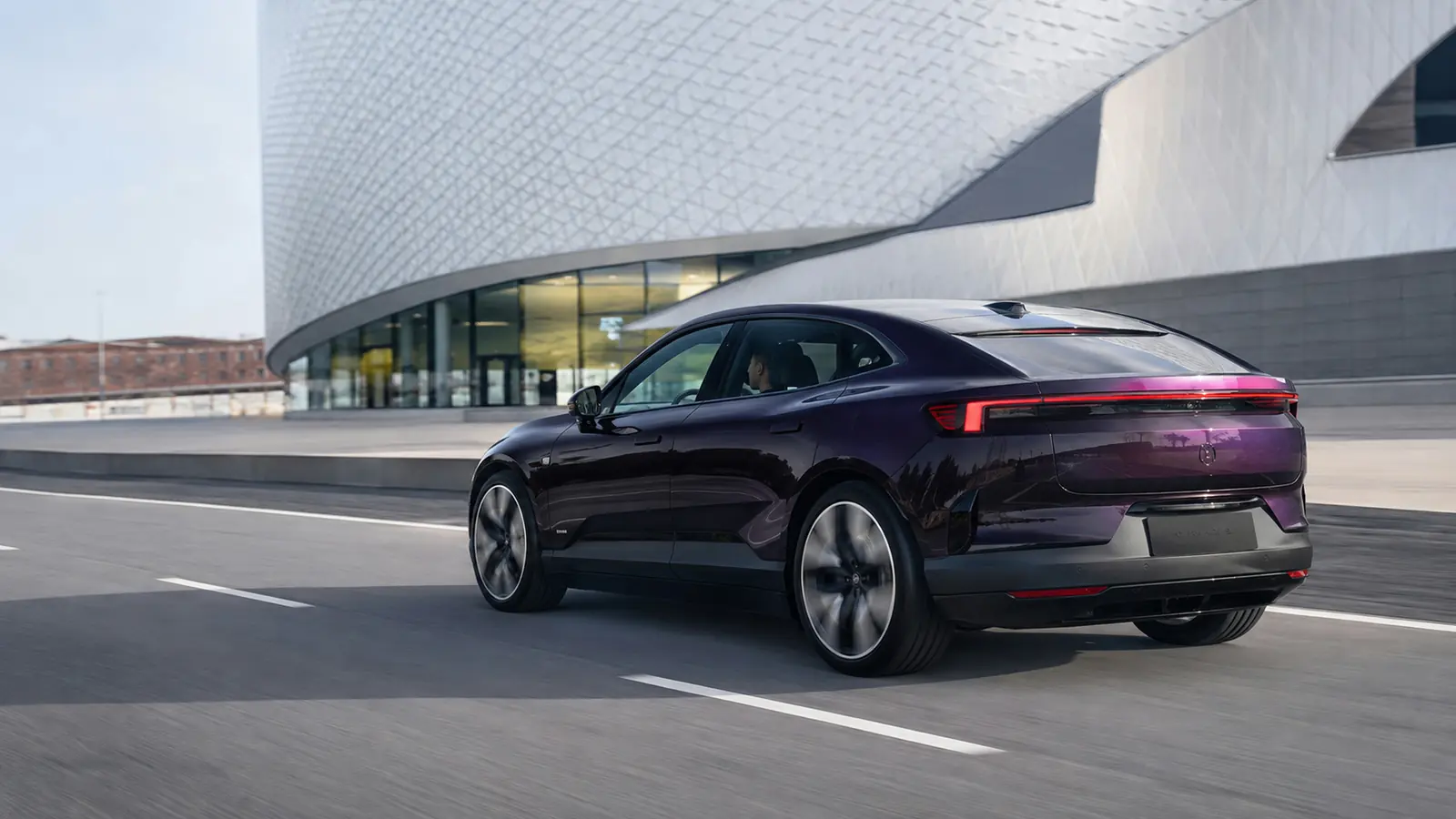 АВТО 1002609 фиолетовый Polestar 4 у дизайнерского музея