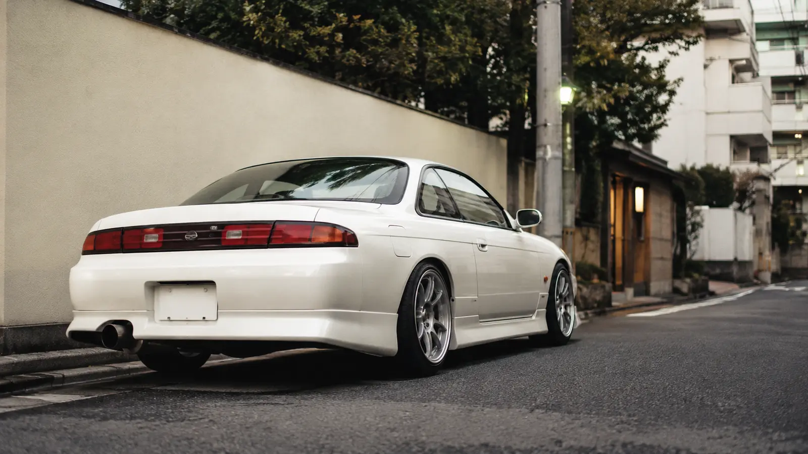 АВТО 1000882 белый Nissan Silvia на токийской улице 90-х