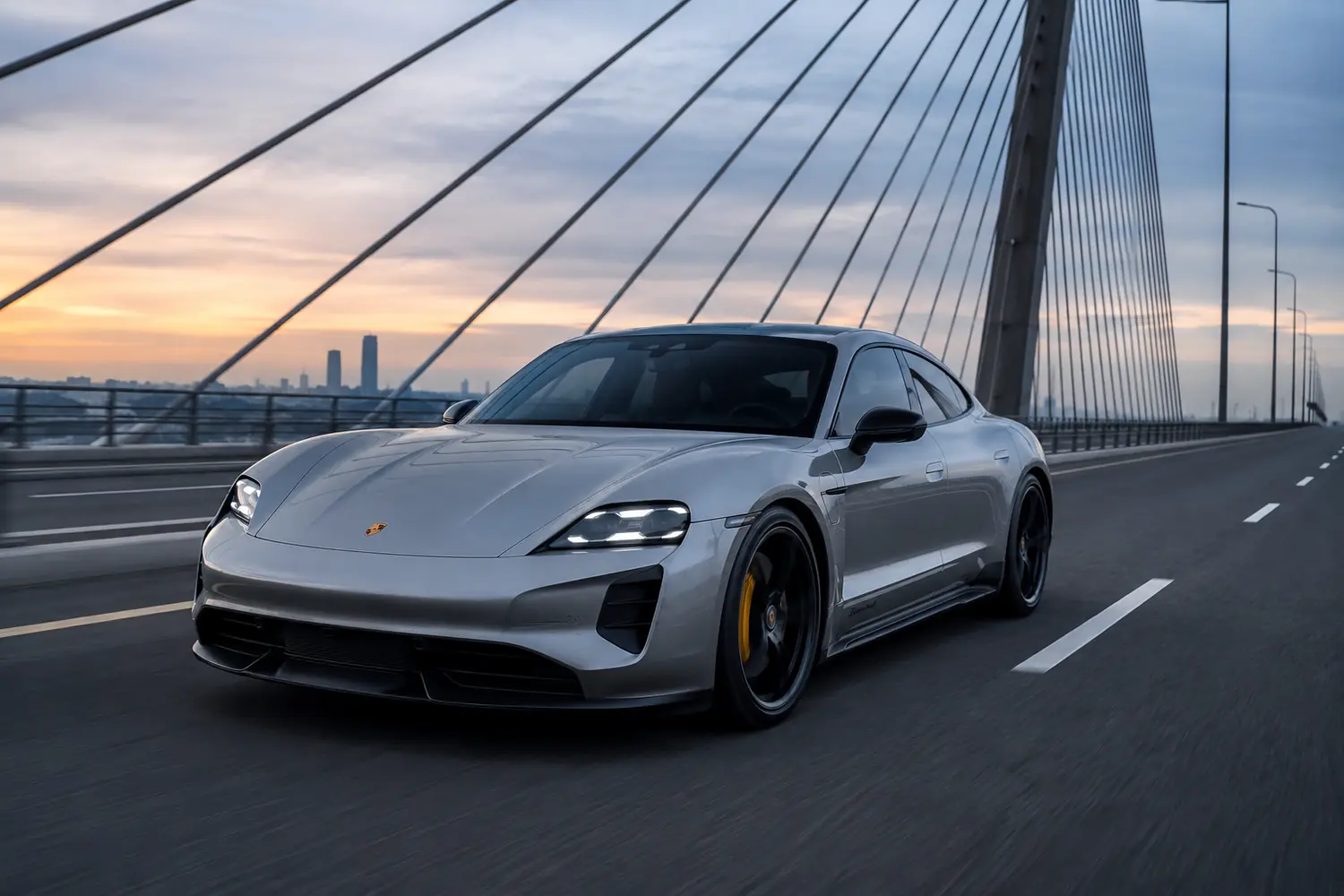 АВТО 1003723 серебристый Porsche Taycan Turbo GT на мосту на рассвете