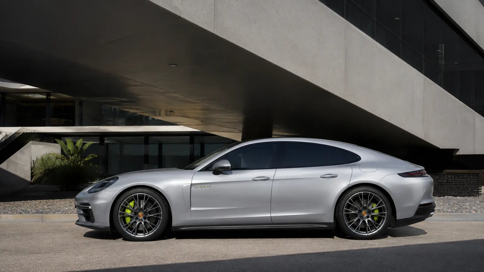 АВТО 1002208 серебристый Porsche Panamera Turbo E-Hybrid крупно под архитектурными тенями