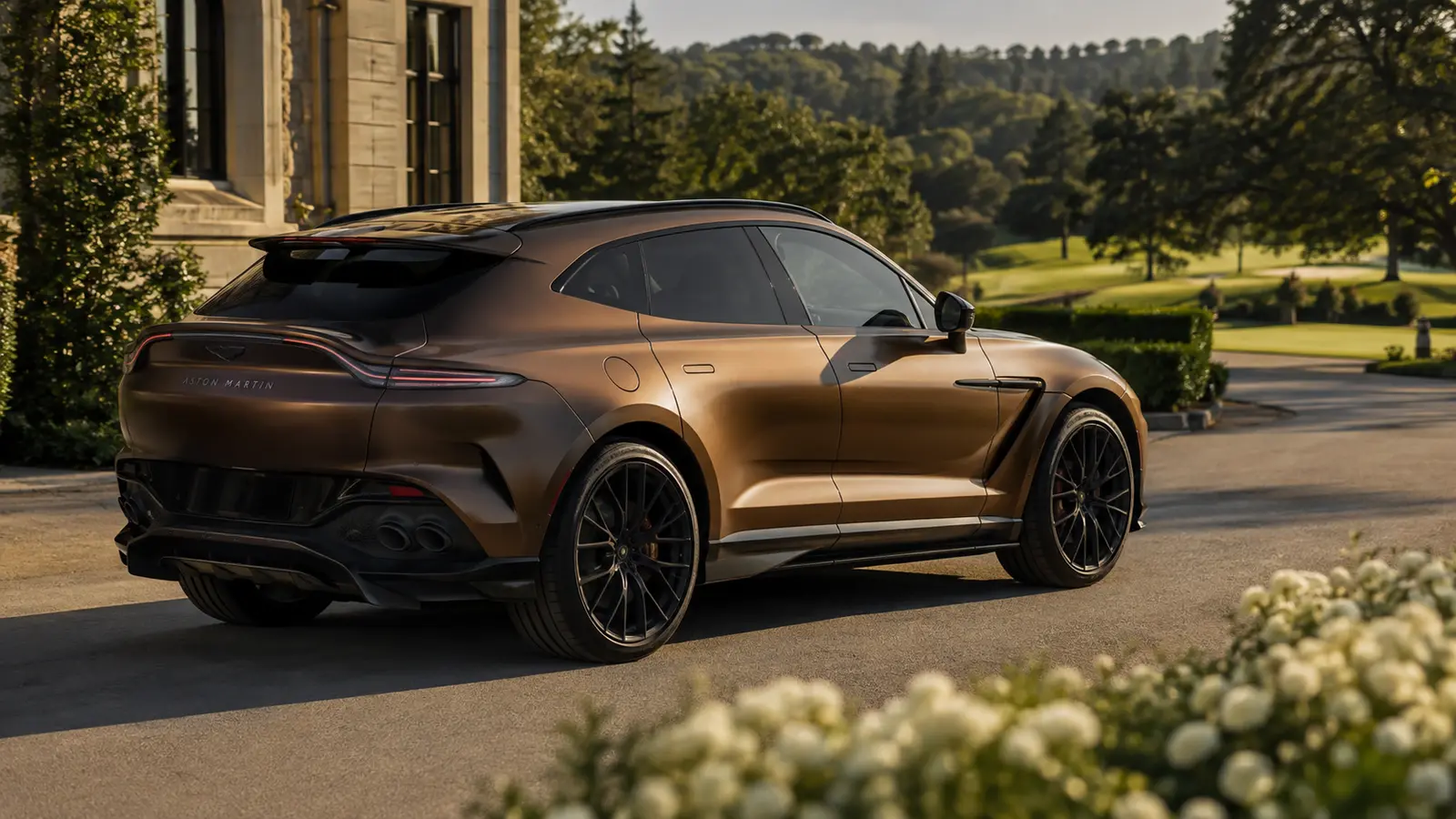АВТО 1001107 бронзовый Aston Martin DBX707 у загородного клуба