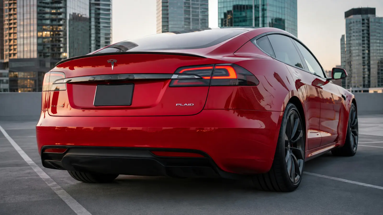 АВТО 1002866 красный Tesla Model S Plaid крупно сзади на крыше паркинга