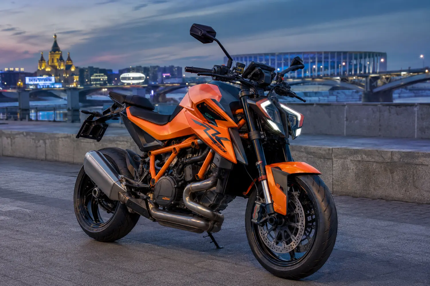 АВТО 1003770 оранжевый KTM 1390 Super Duke R на набережной Нижнего Новгорода