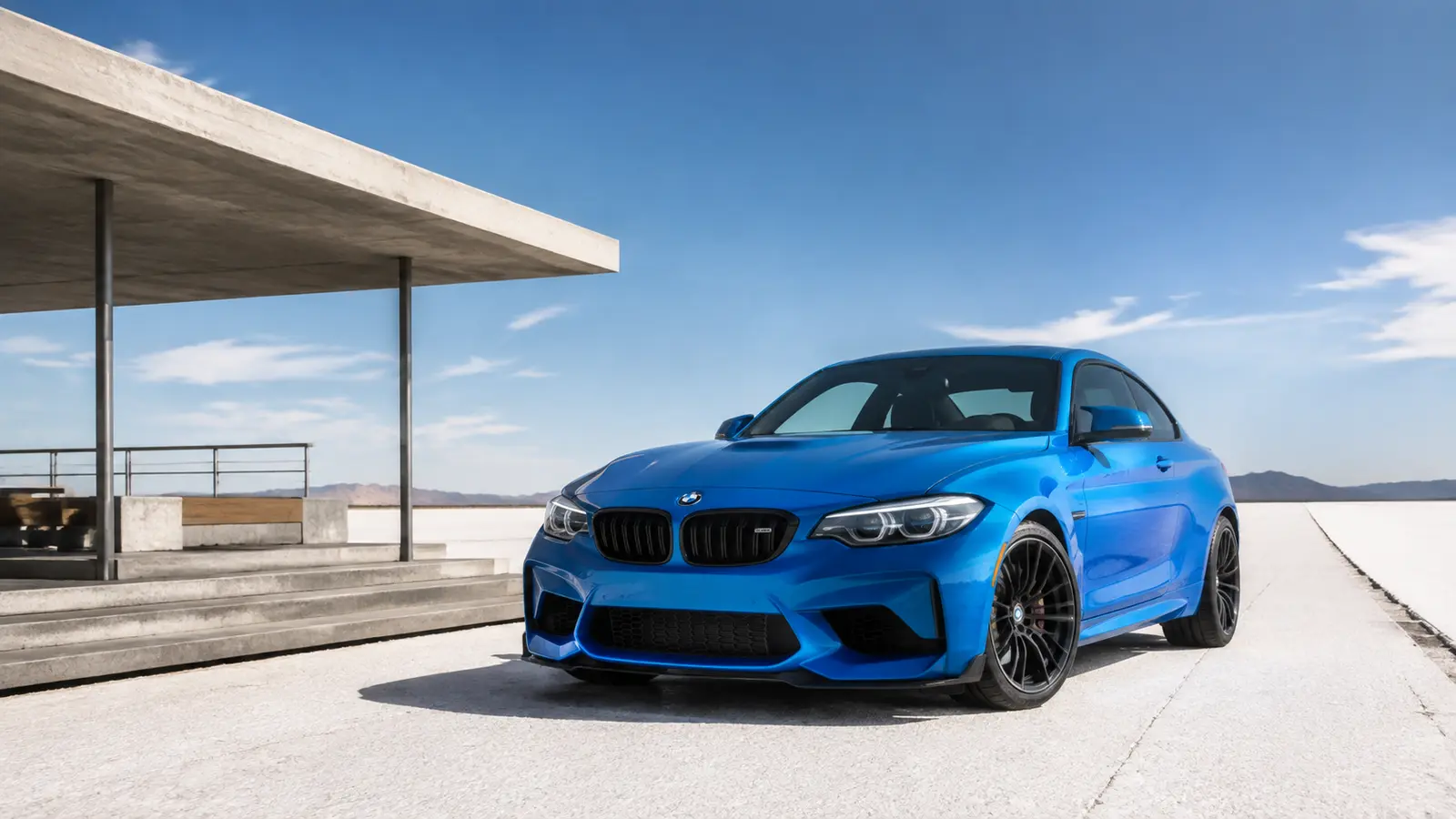 АВТО 1001452 Синий BMW M2 у павильона на солончаке