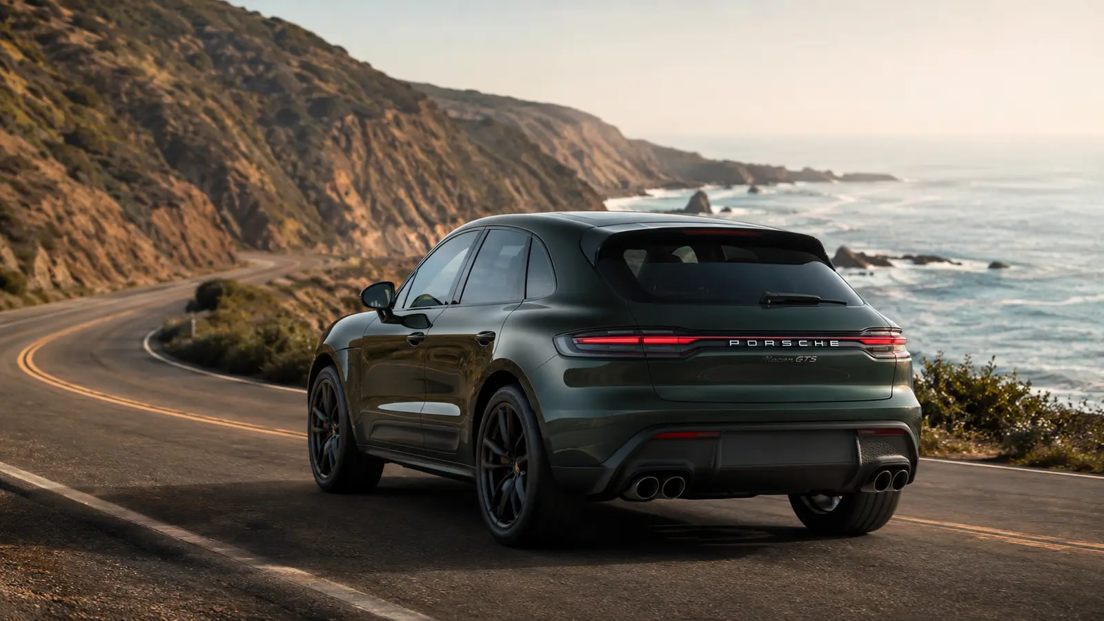 АВТО 1000953 зелёный Porsche Macan на прибрежной дороге