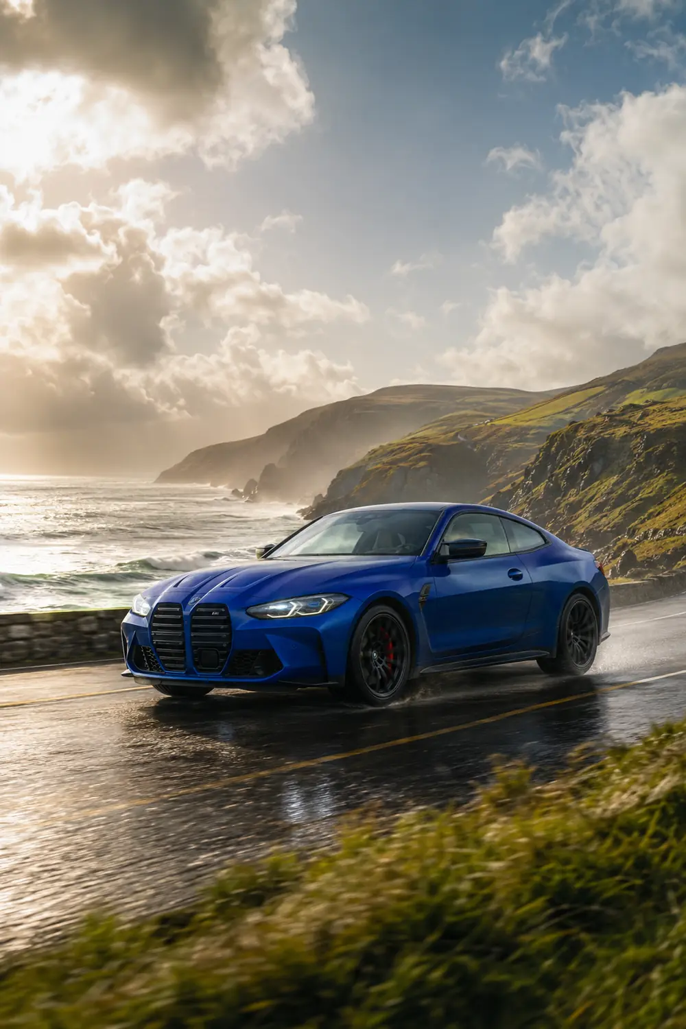 АВТО 1003837 синий BMW M4 Competition на дороге у морских скал