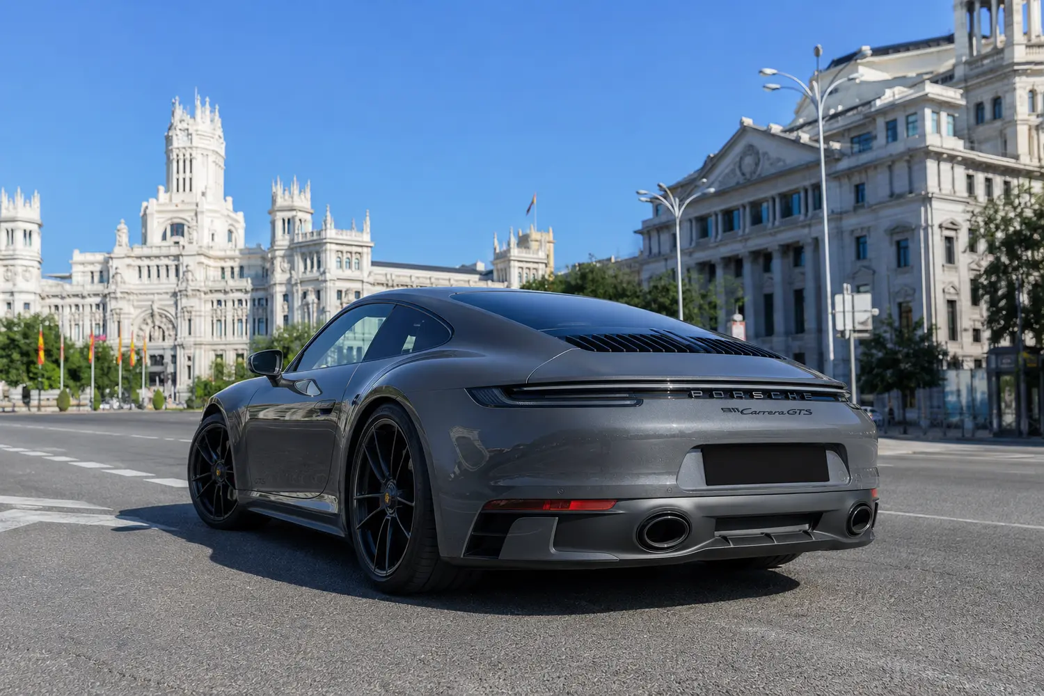 АВТО 1003933 серый Porsche 911 Carrera GTS на улице Мадрида