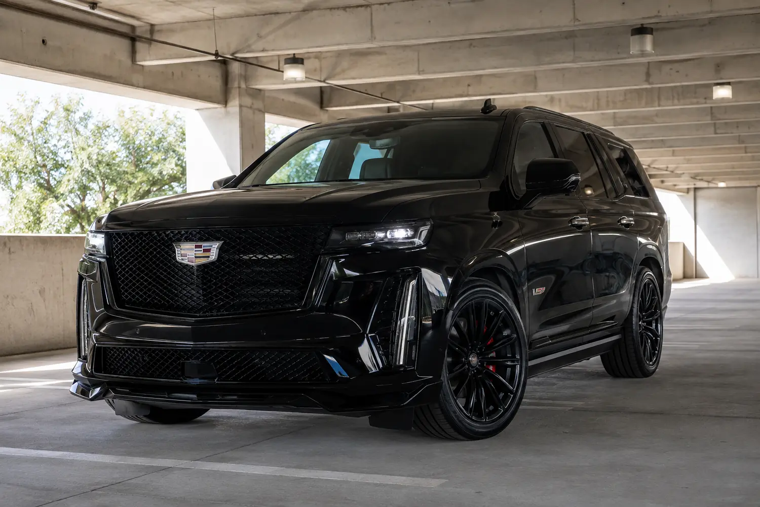 АВТО 1003775 прокаченный чёрный Cadillac Escalade V в паркинге