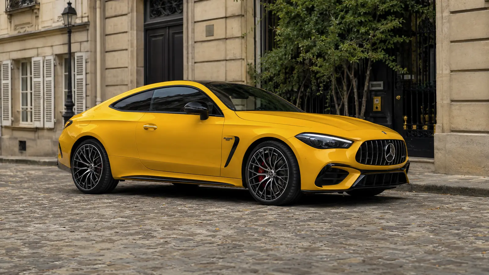АВТО 1002663 жёлтый Mercedes-AMG CLE 53 крупно в старом европейском квартале