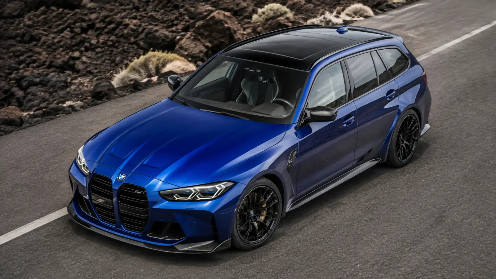 АВТО 1002984 синий BMW M3 Touring крупный высокий ракурс на пустынной дороге