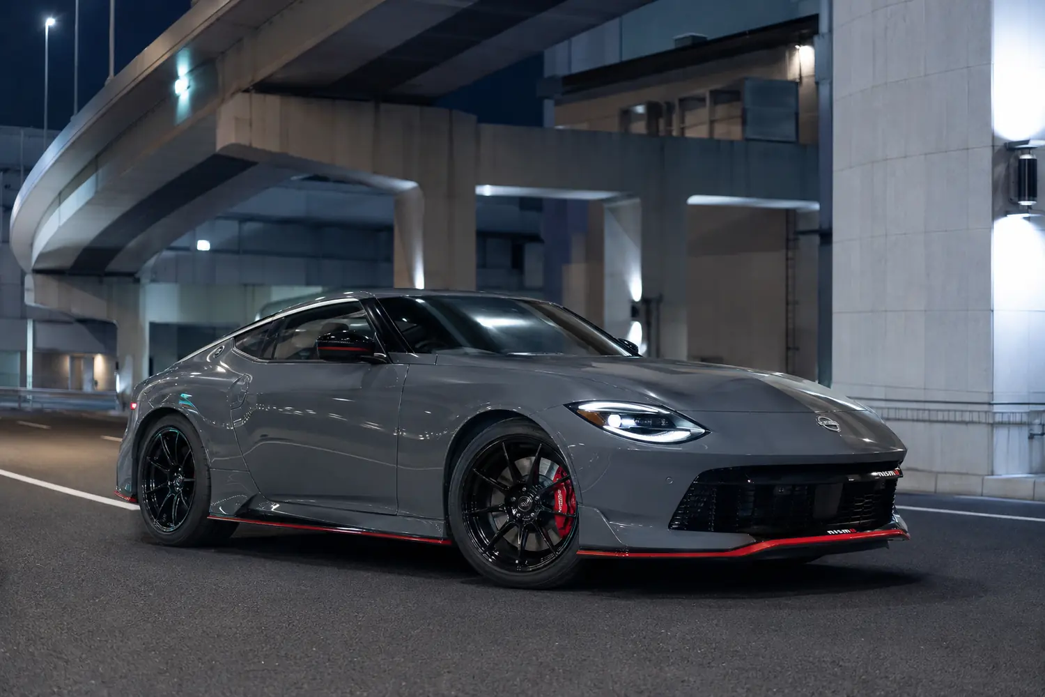АВТО 1003768 серый Nissan Z Nismo под городской эстакадой