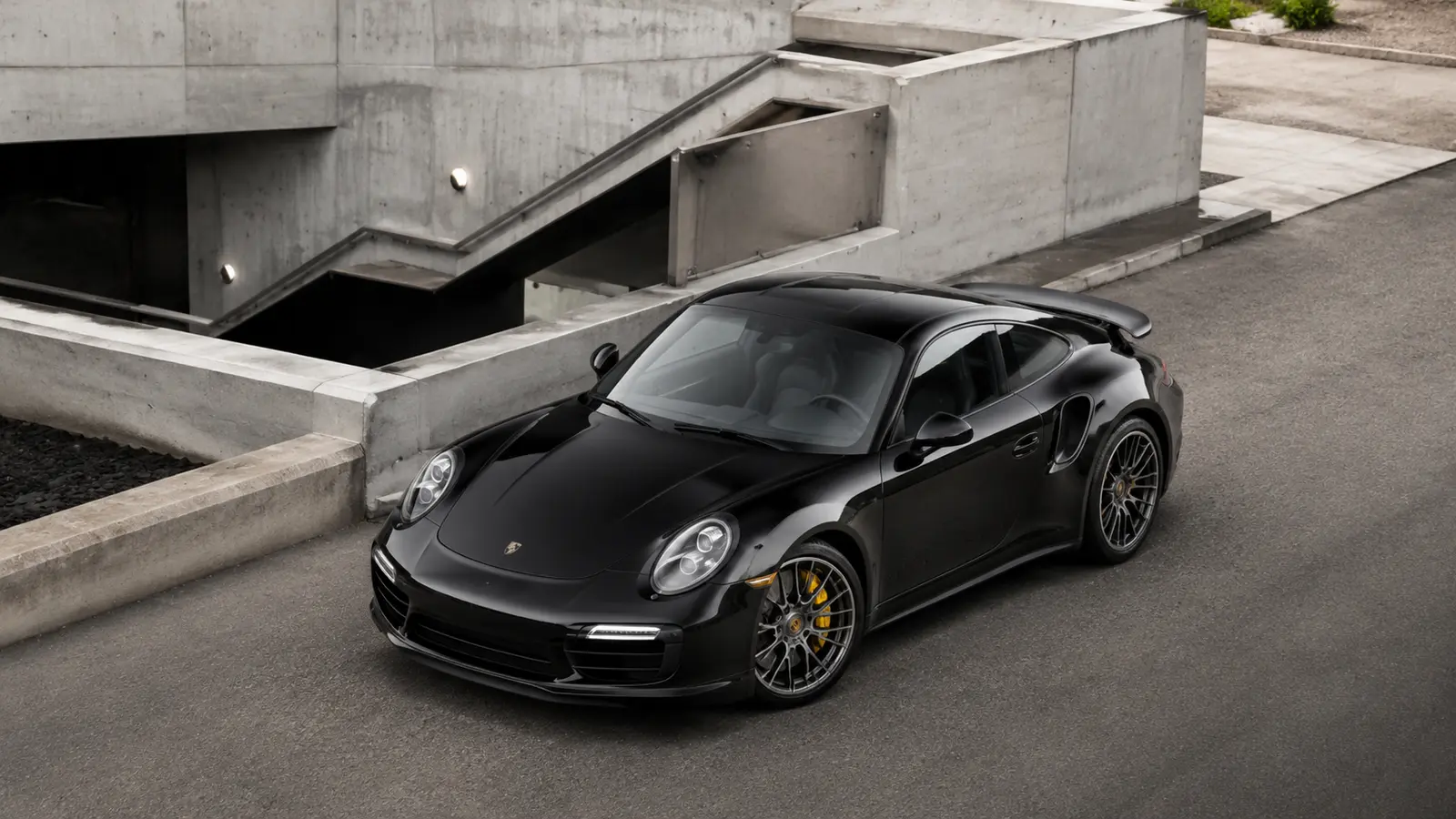 АВТО 1000604 чёрный Porsche 911 Turbo S у бетонной архитектуры