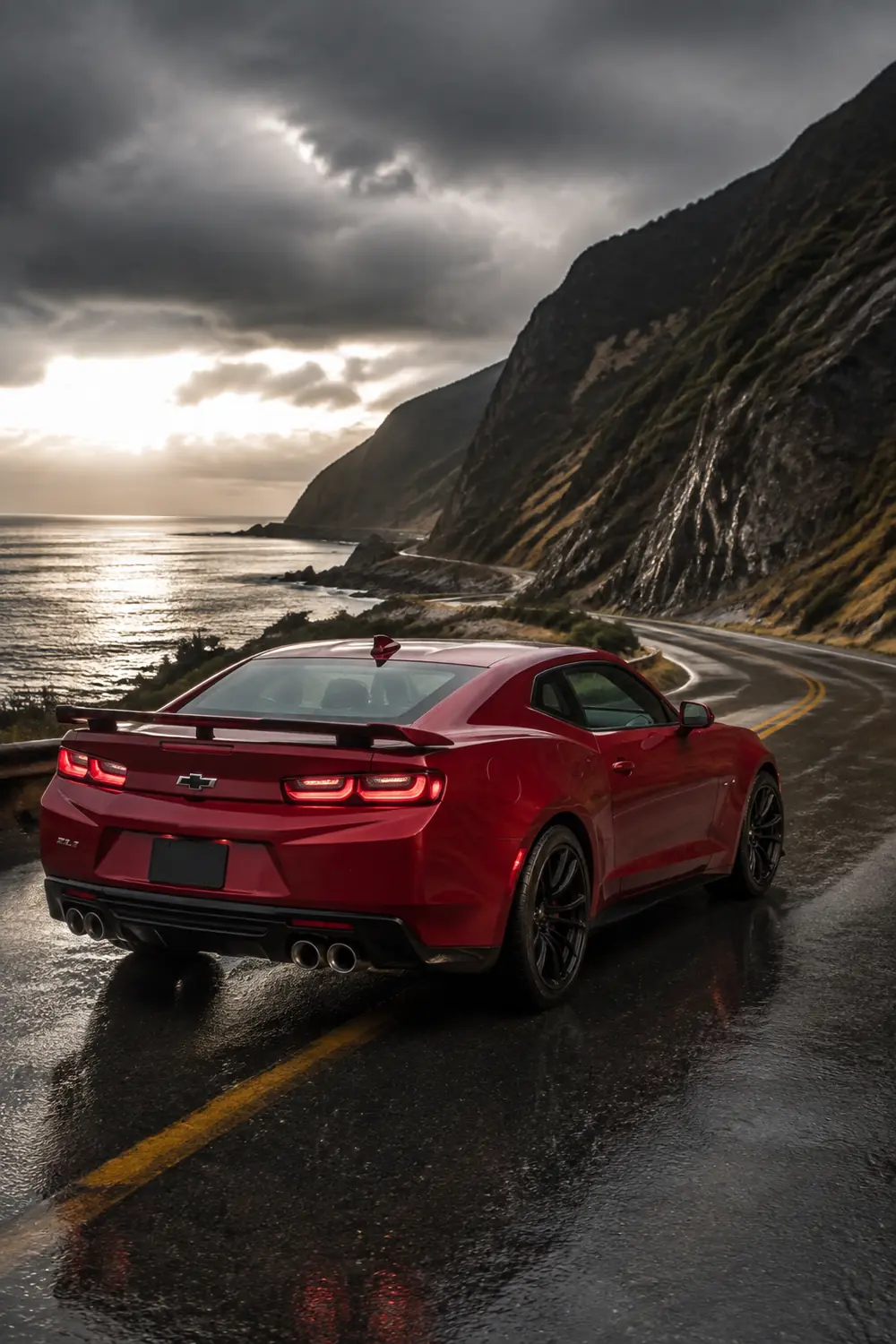 АВТО 1003759 красный Chevrolet Camaro ZL1 на мокрой дороге у скал