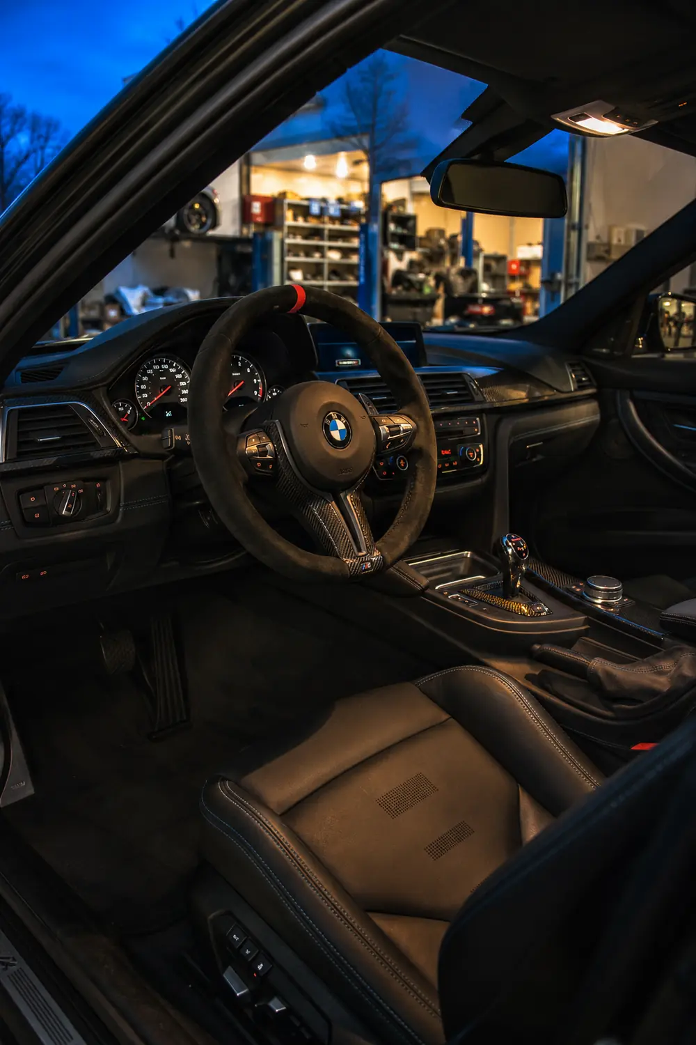 АВТО 1003858 прокаченный салон BMW M3 вечером