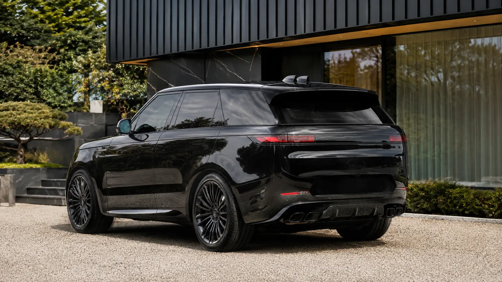 АВТО 1002491 чёрный Range Rover Sport SV у частного клуба