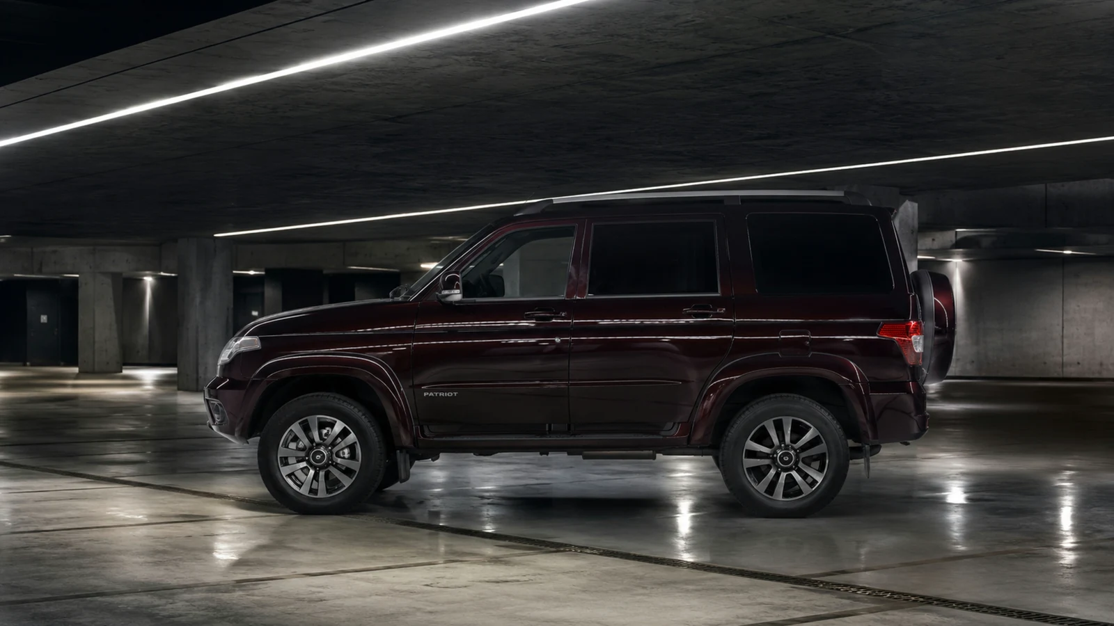 АВТО 1003222 бордовый UAZ Patriot крупно премиальный кадр