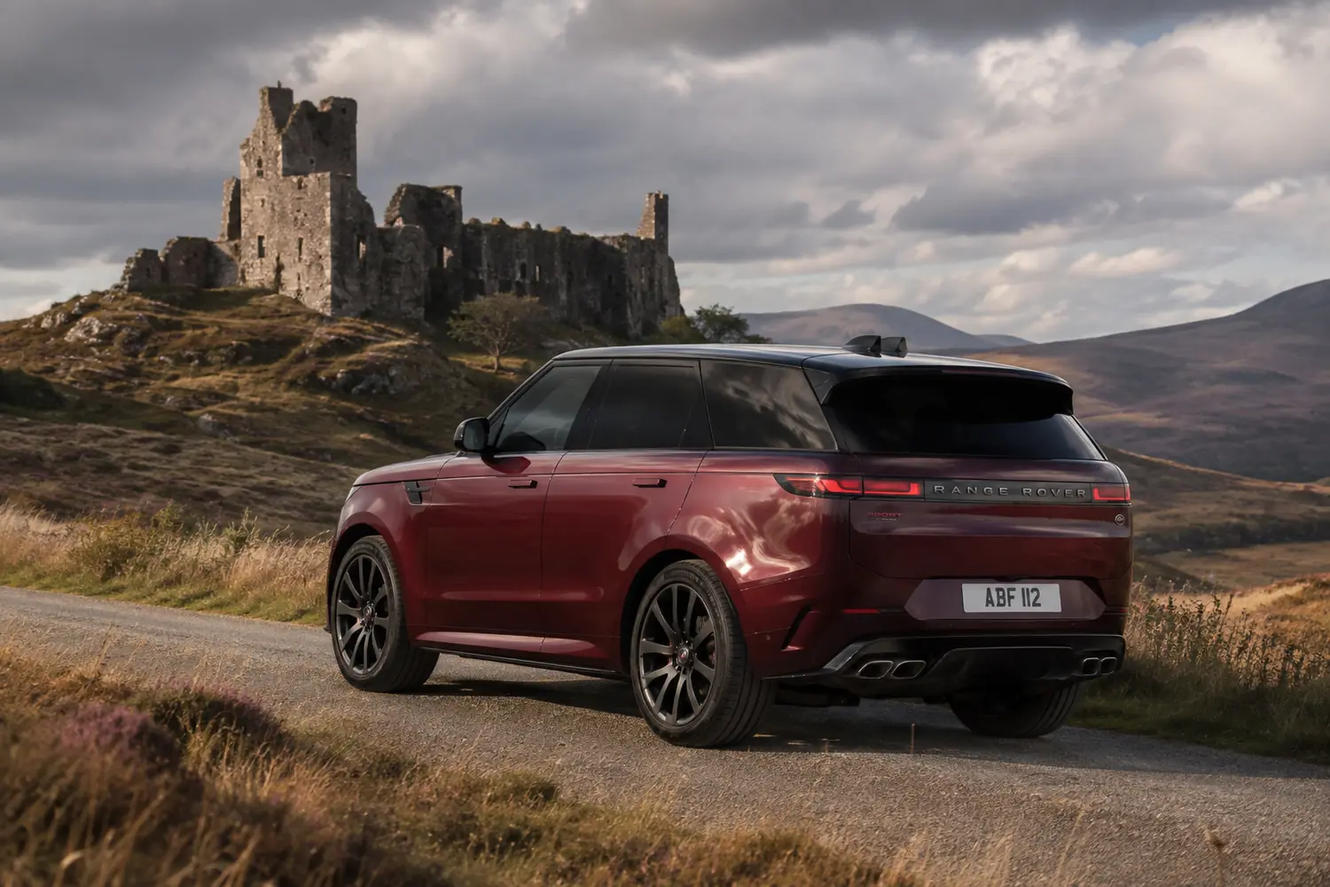 АВТО 1003770 бордовый Range Rover Sport SV у старого замка