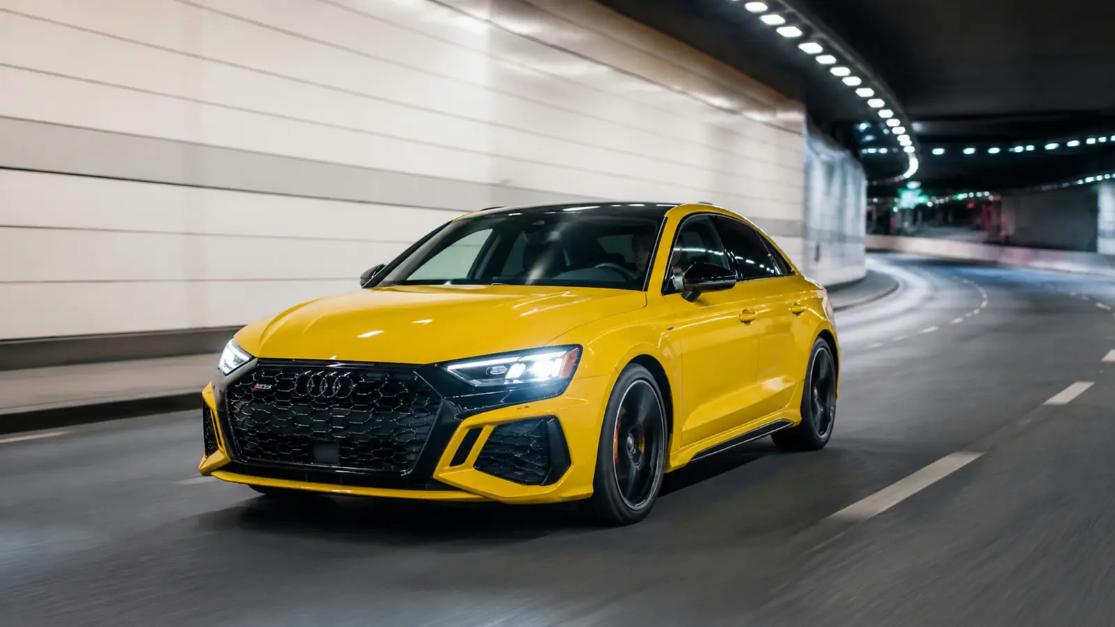 АВТО 1002853 жёлтый Audi RS3 крупно в ярком городском тоннеле