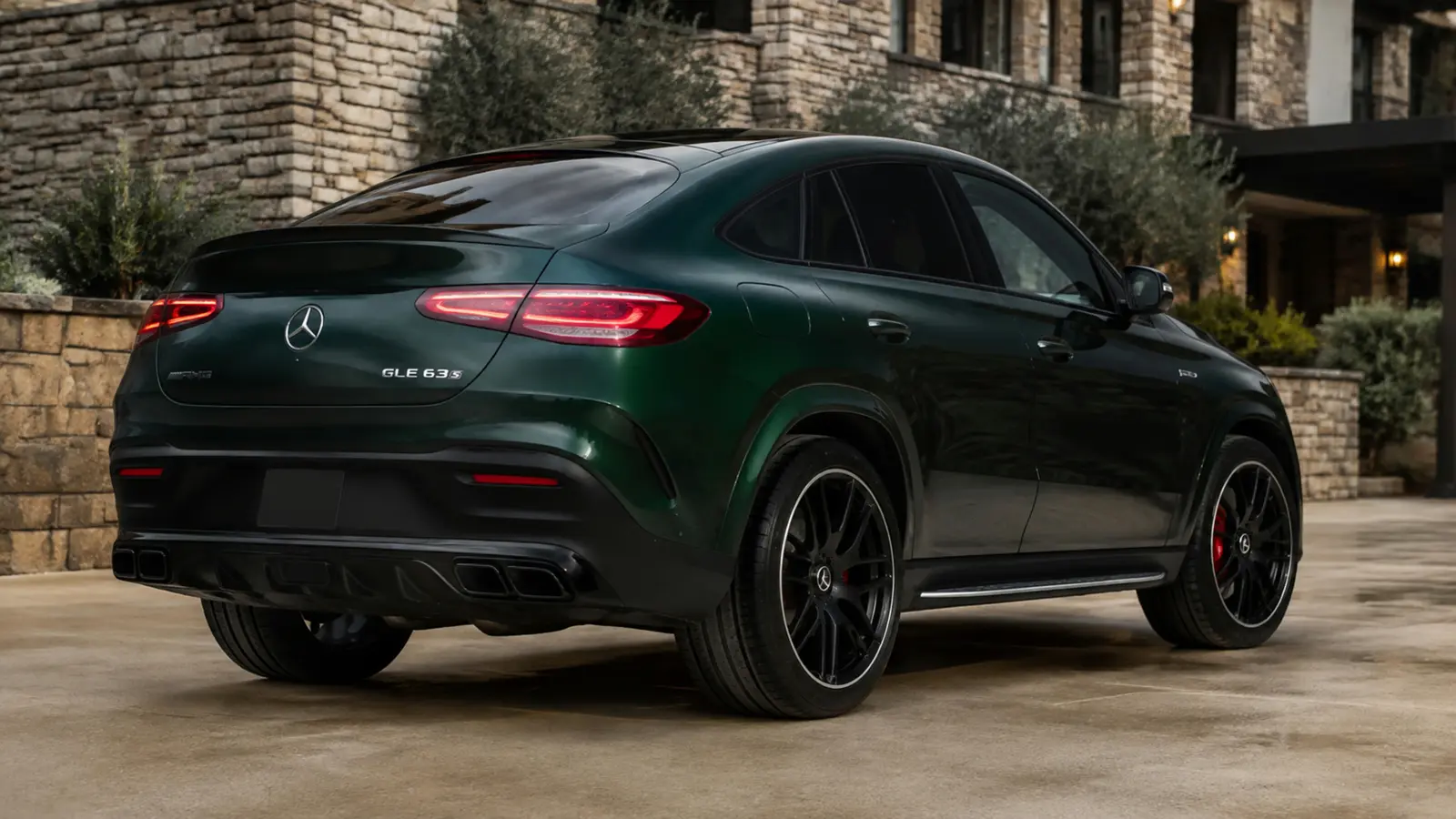 АВТО 1002887 тёмно зелёный Mercedes AMG GLE Coupe крупно у каменного отеля