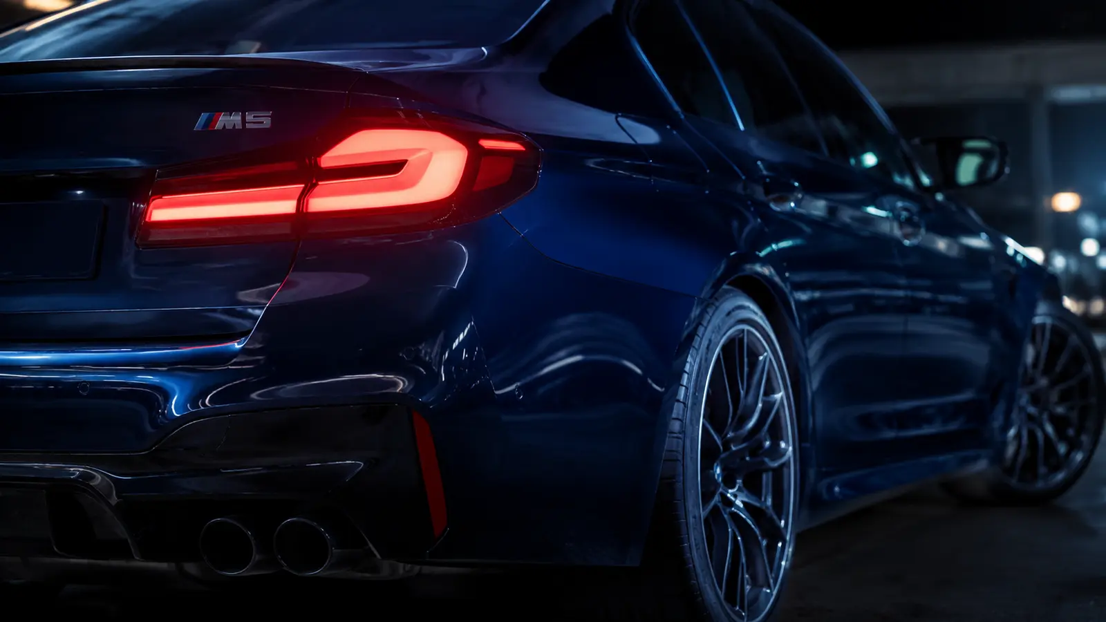 АВТО 1001017 крупный план заднего фонаря BMW M5
