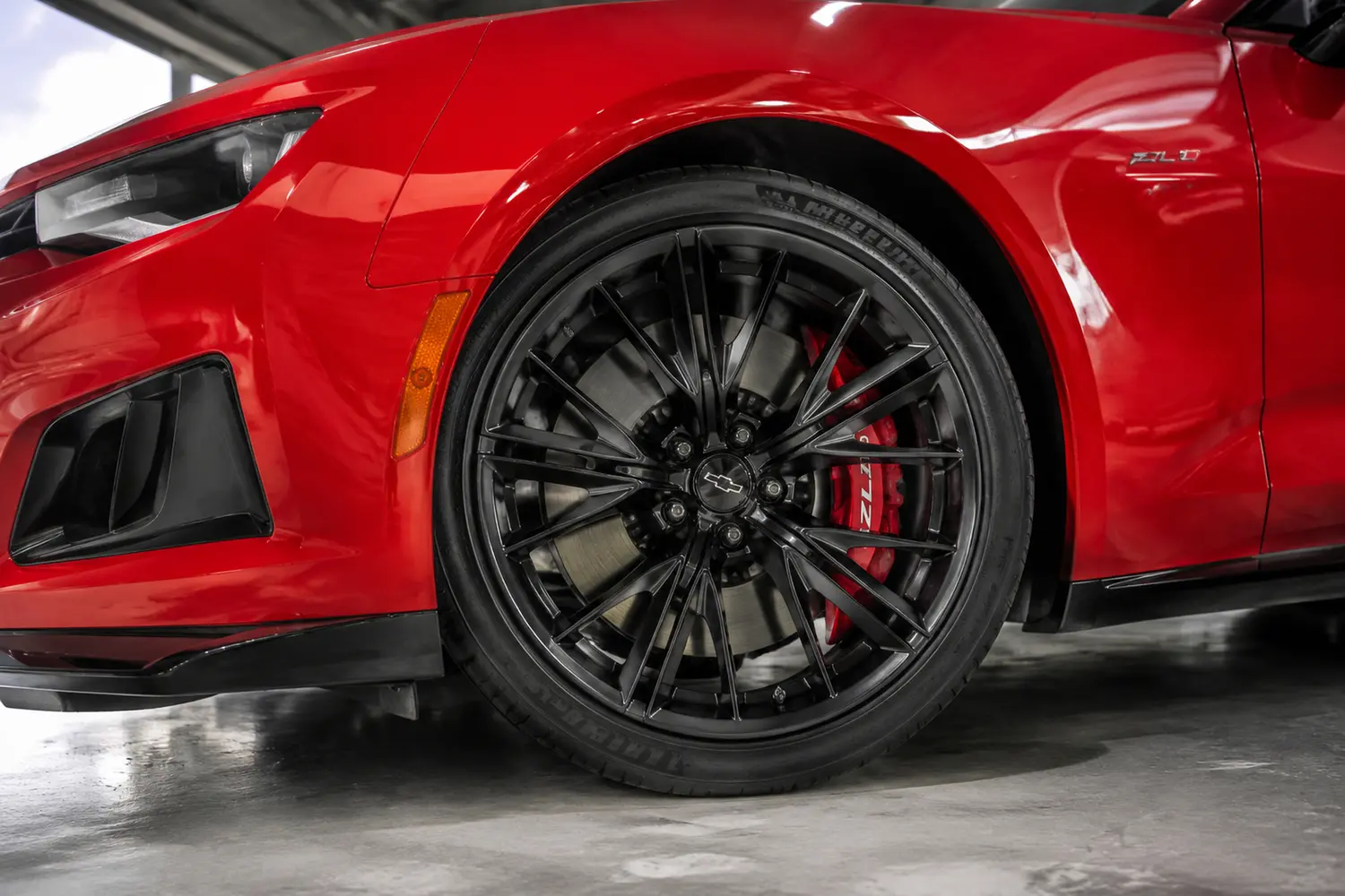 АВТО 1003783 красный Chevrolet Camaro ZL1 крупно диск и суппорт