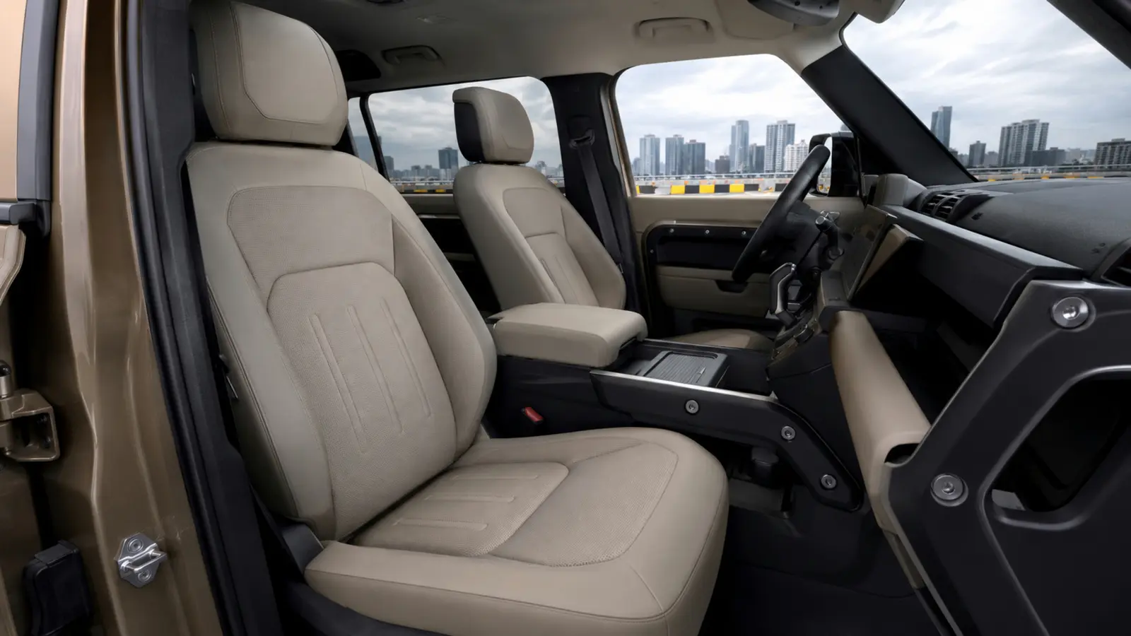 АВТО 1003026 песочный Defender 130 передние кресла и центральная консоль крупным планом на крыше городского паркинга