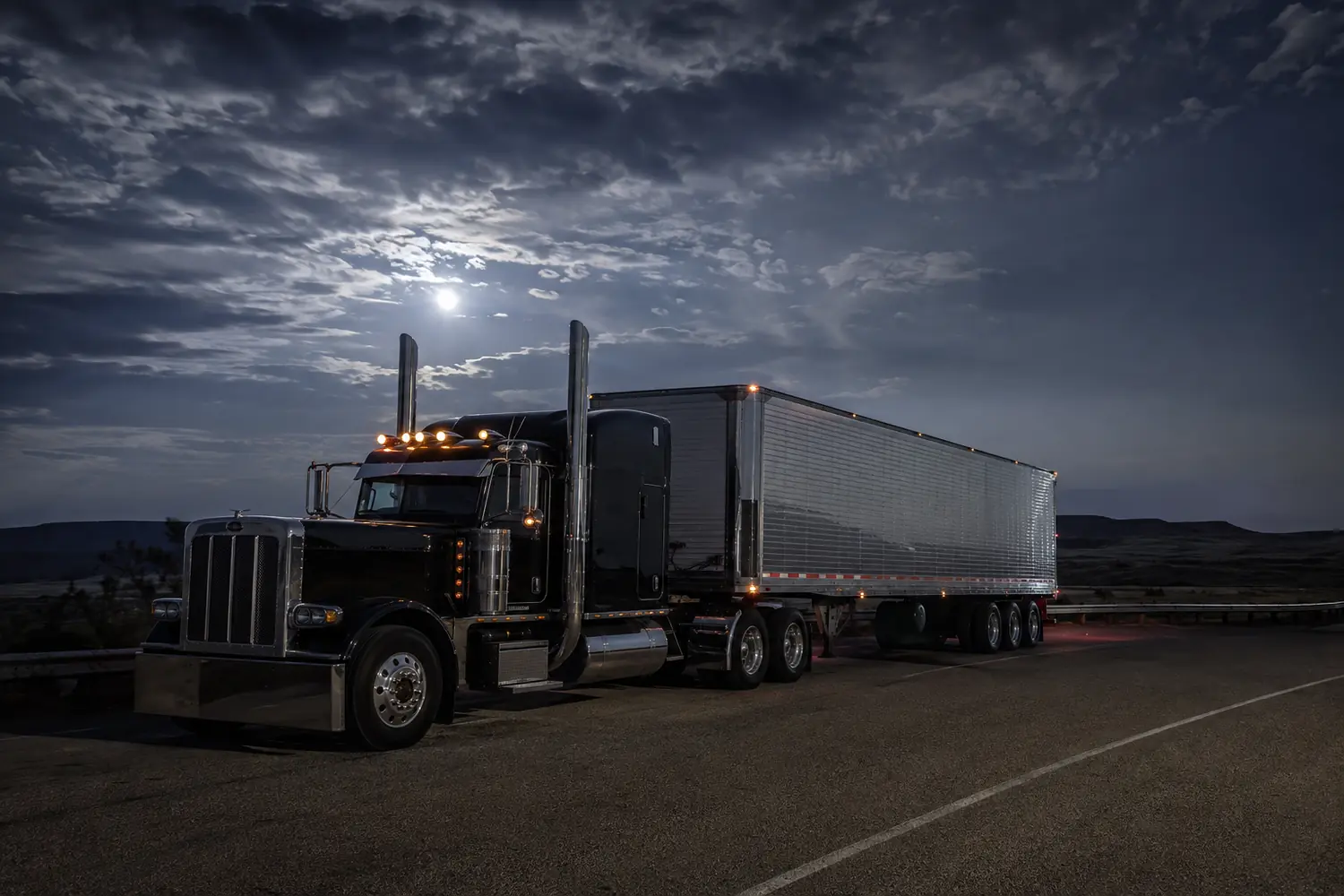 АВТО 1003736 чёрный Peterbilt 389 с полуприцепом на ночной трассе