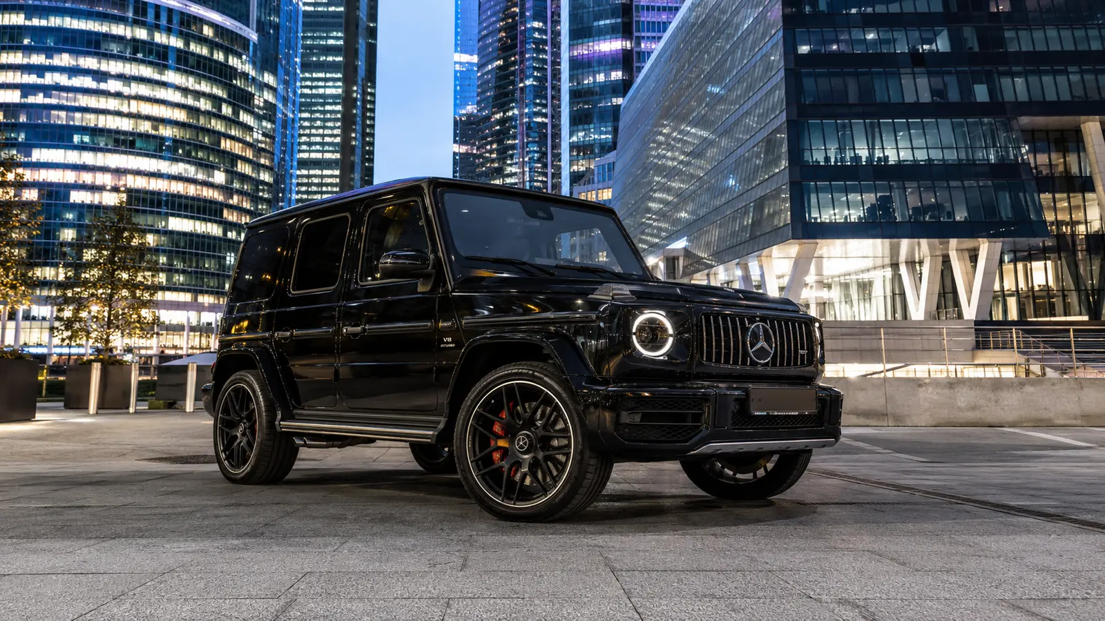 АВТО 1001633 чёрный Mercedes G 63 в деловом центре Москвы