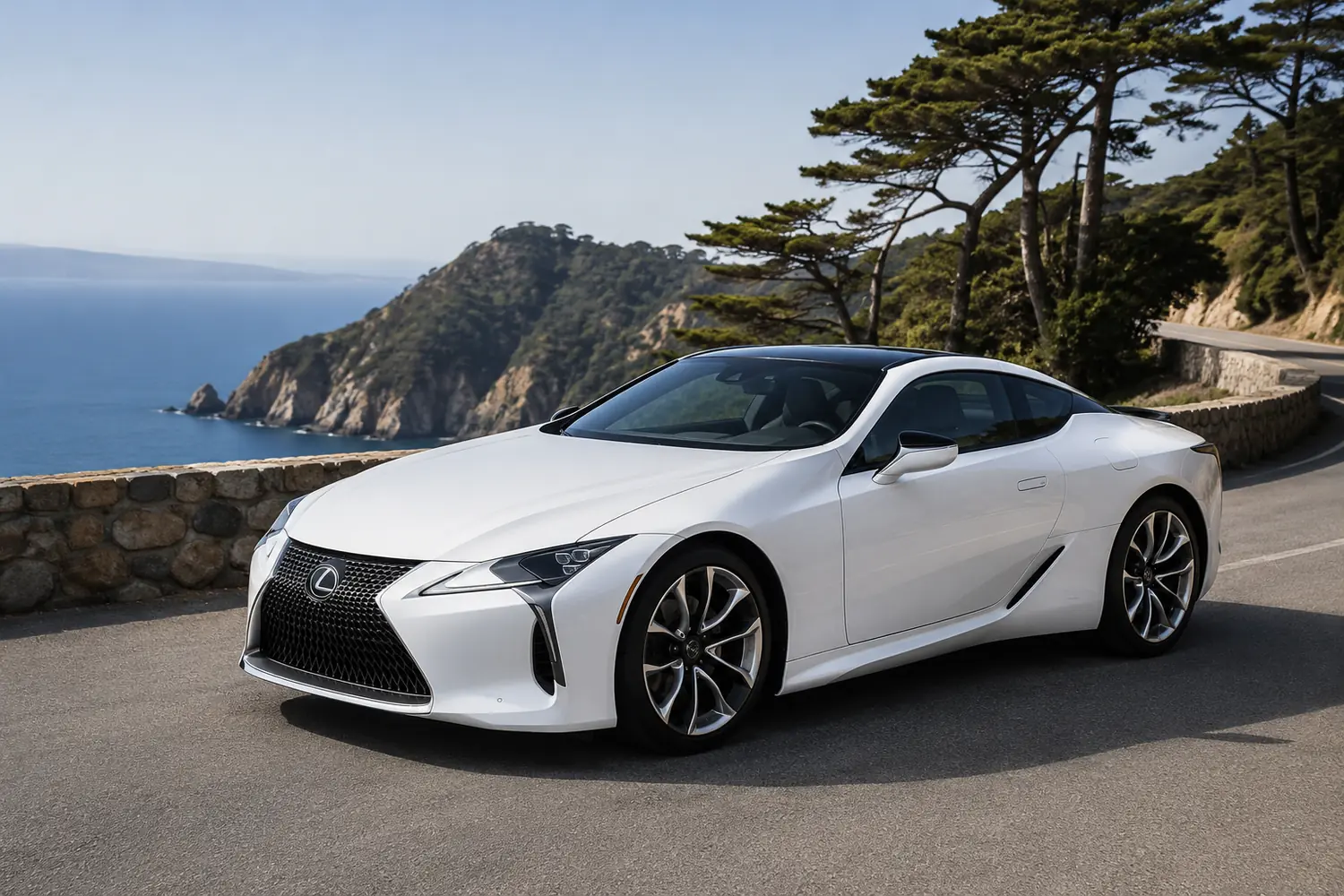 АВТО 1003718 белый Lexus LC500 на приморской дороге