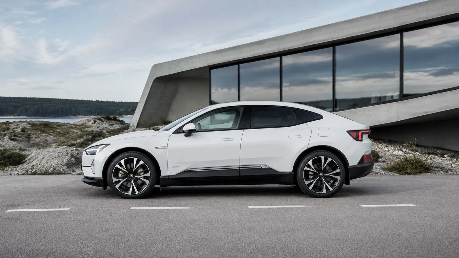АВТО 1001248 белый Polestar 4 на скандинавской дороге
