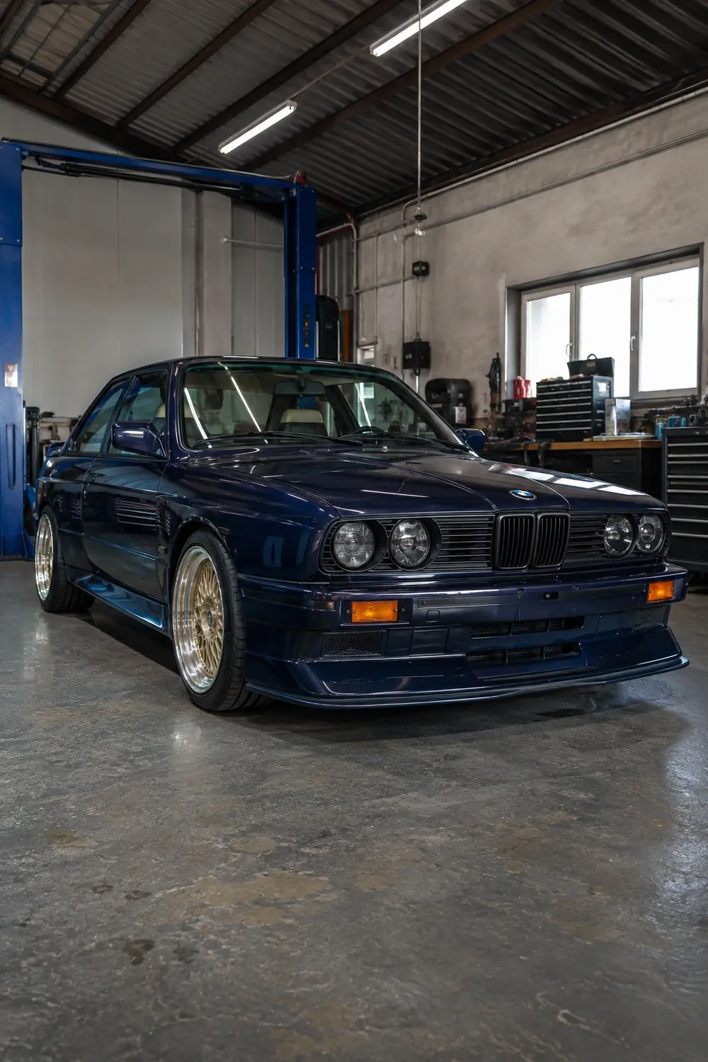 АВТО 1003793 прокаченный BMW E30 restomod в светлом гараже