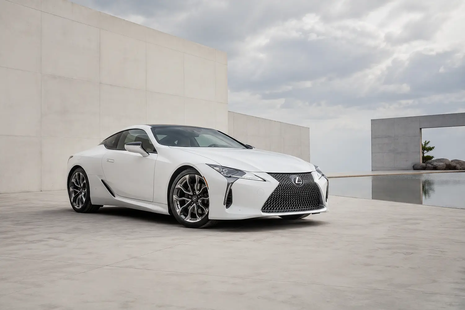 АВТО 1003573 белый Lexus LC 500 в бетонной галерее