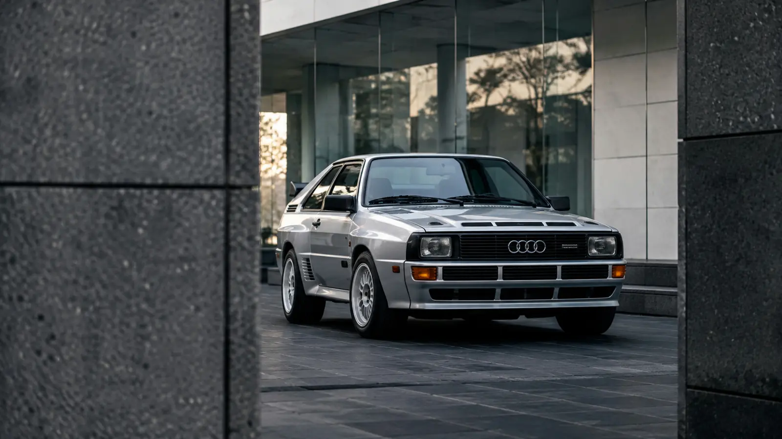 АВТО 1003368 серебристый Audi Sport Quattro крупно через архитектурный проём