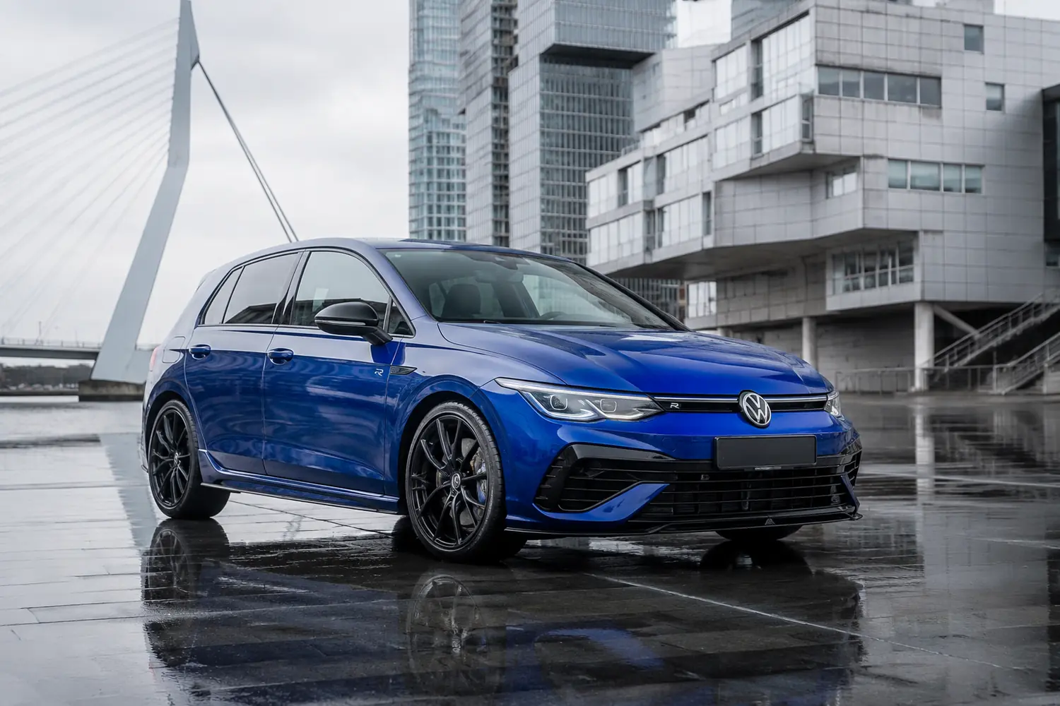 АВТО 1003885 Volkswagen Golf R в Роттердаме после дождя