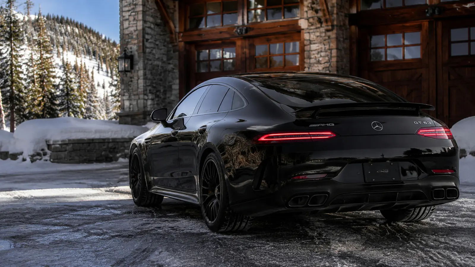 АВТО 1003248 глубокий чёрный Mercedes-AMG GT 63 крупно фонарь и диффузор