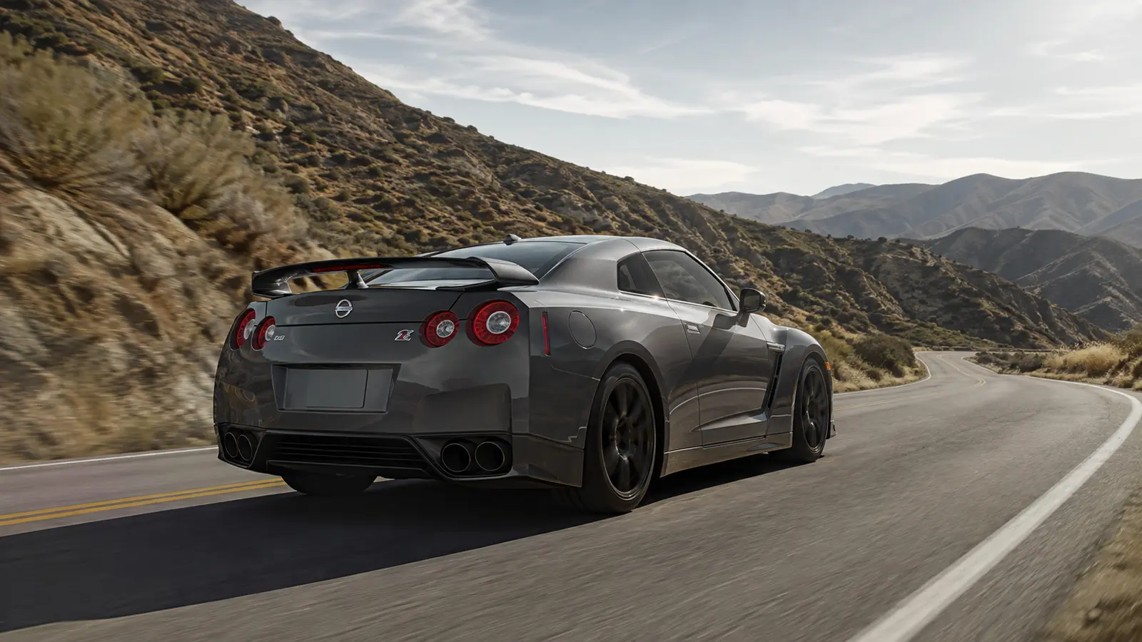 АВТО 1001118 серый Nissan GT-R на горном перевале