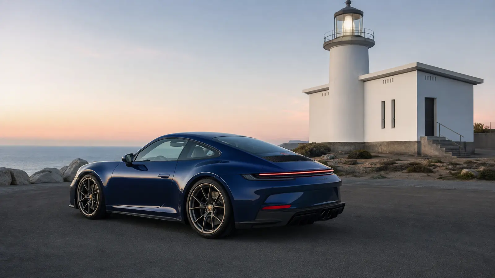 АВТО 1001102 синий Porsche 911 GT3 Touring у маяка