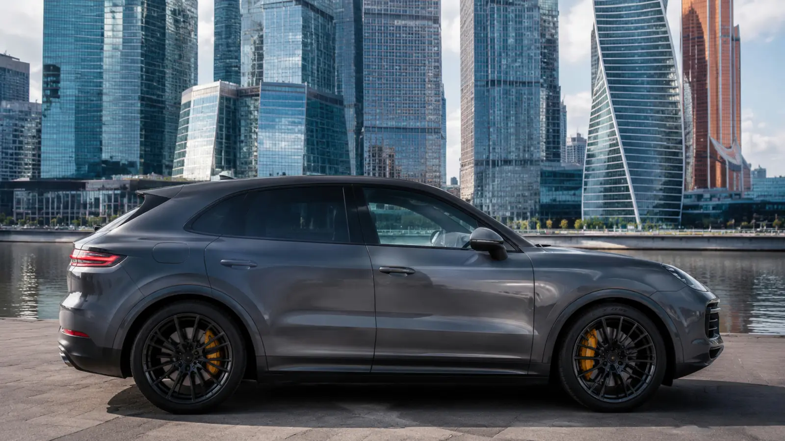 АВТО 1002996 серый Porsche Cayenne Turbo GT крупный боковой профиль у Москва-Сити