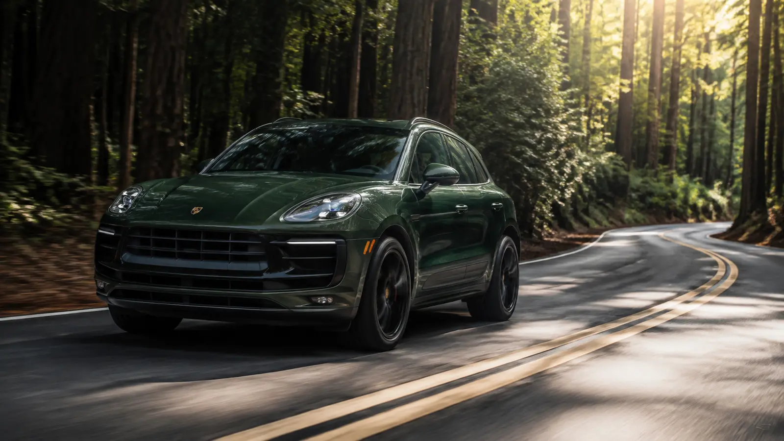АВТО 1001738 зелёный Porsche Macan на лесной дороге