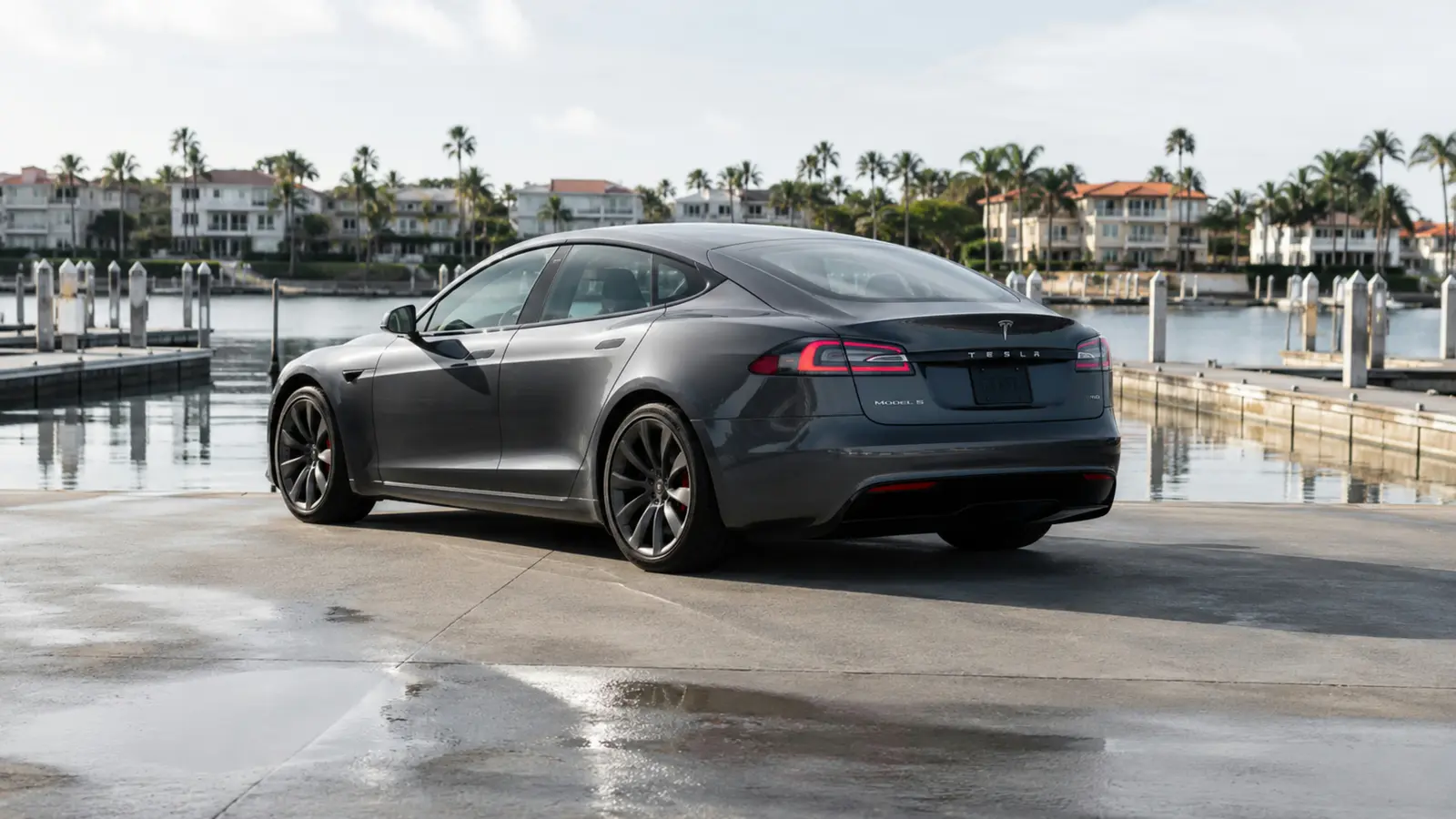 АВТО 1003332 графитовый Tesla Model S Plaid целиком задний три четверти на перевале