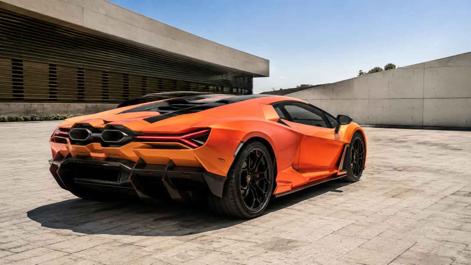 АВТО 1000337 Lamborghini Revuelto у современной площади