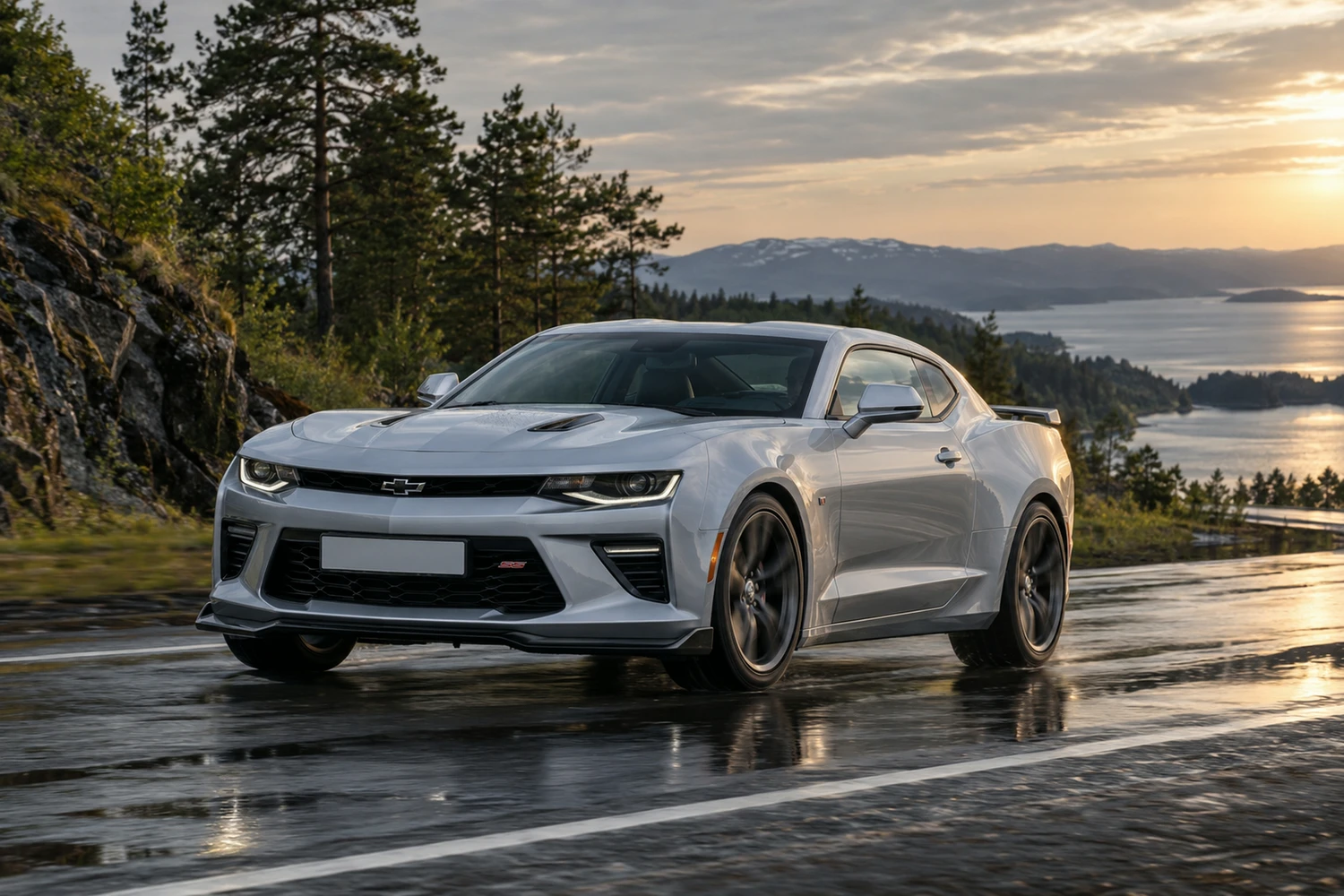 АВТО 1007397 Chevrolet Camaro SS серебристый мокрый асфальт