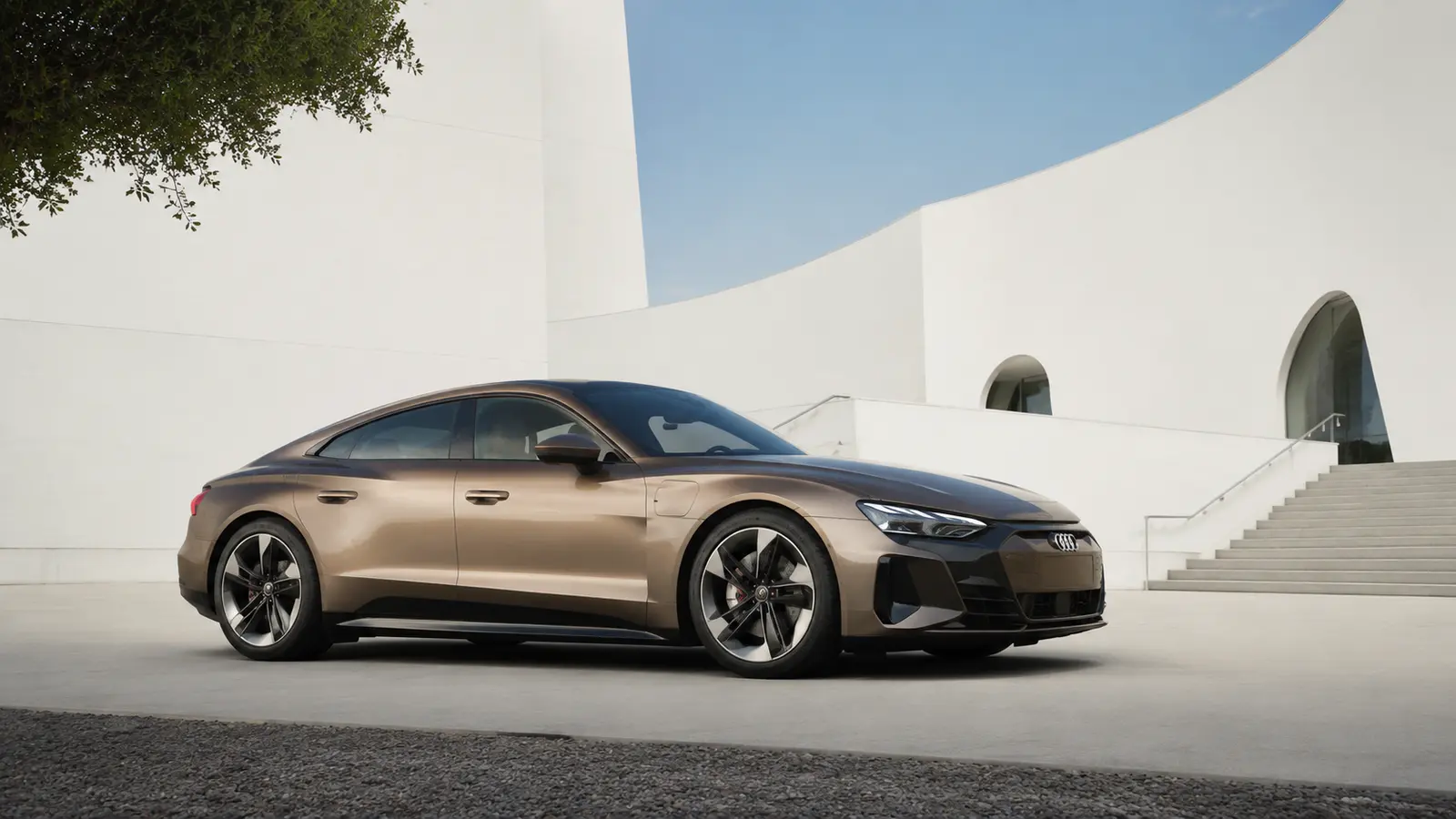 АВТО 1001063 бронзовый Audi RS e-tron GT у музея