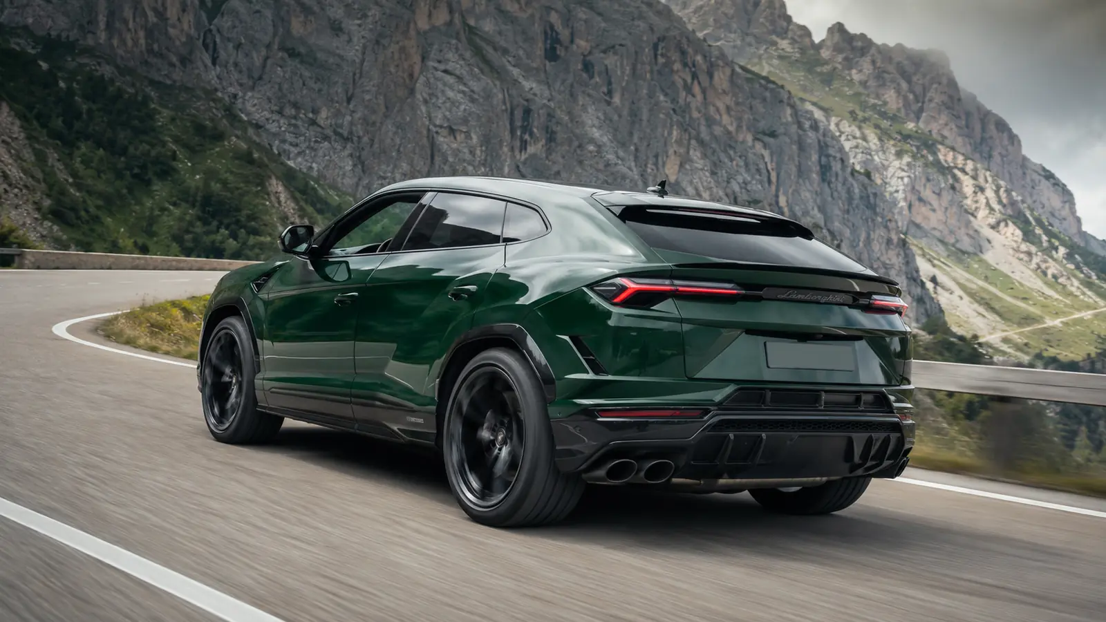 АВТО 1002419 зелёный Lamborghini Urus Performante в горах