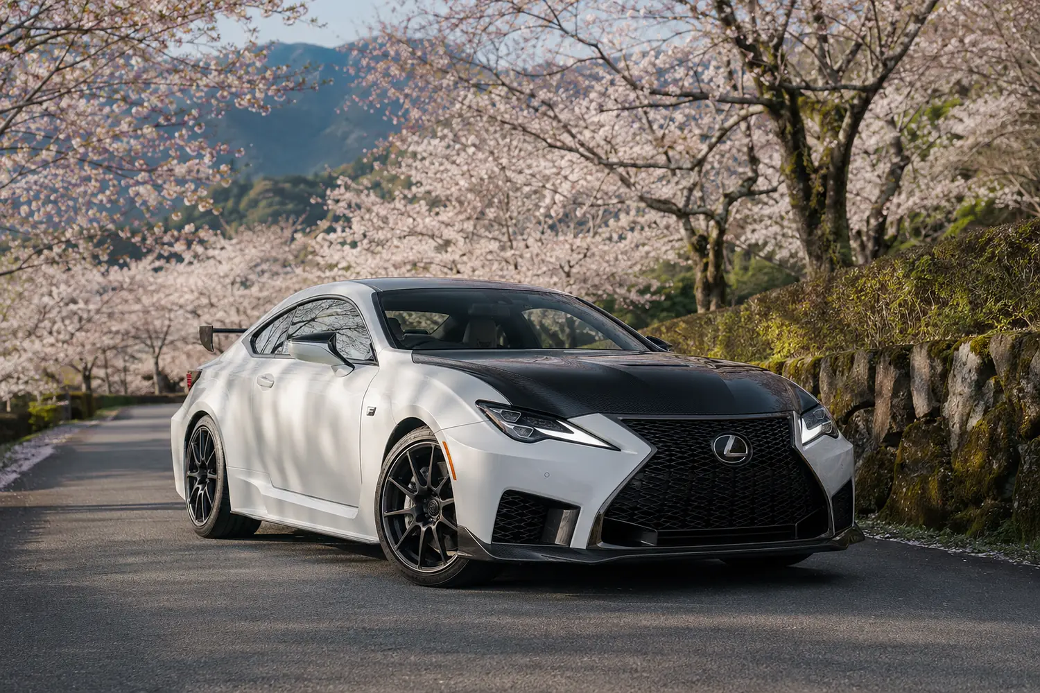 АВТО 1003674 белый Lexus RC F Track Edition среди цветущей сакуры