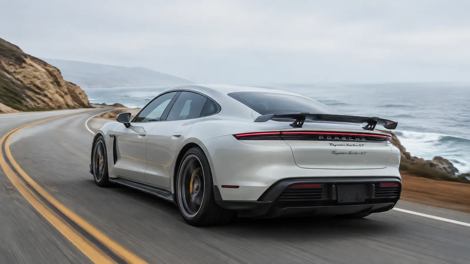 АВТО 1002673 белый Porsche Taycan Turbo GT крупно на дороге у океана