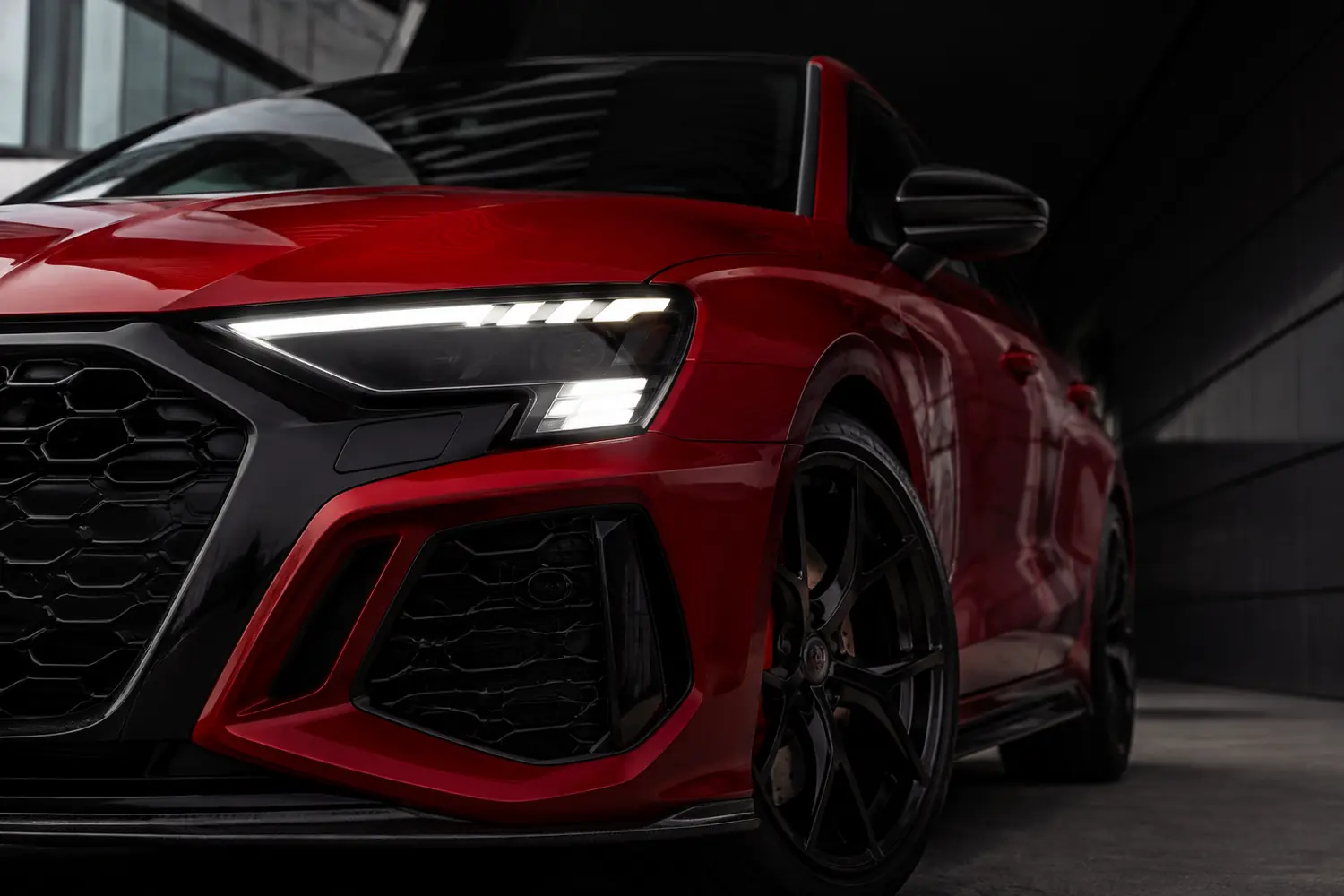 АВТО 1003884 прокаченный Audi крупно фара на тёмном фоне