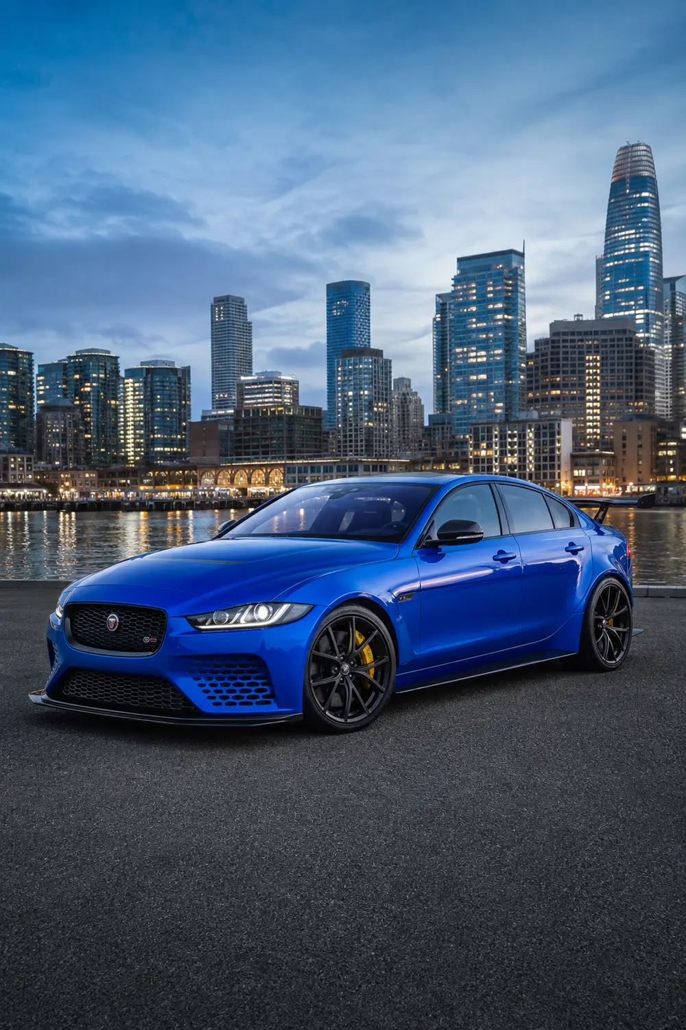 АВТО 1003792 синий Jaguar XE SV Project 8 на Эмбаркадеро Сан-Франциско