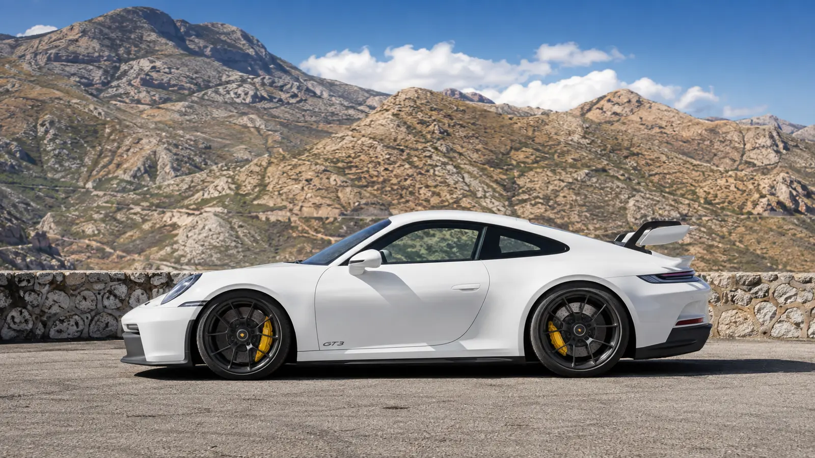 АВТО 1000405 белый Porsche 911 GT3 на сухом перевале